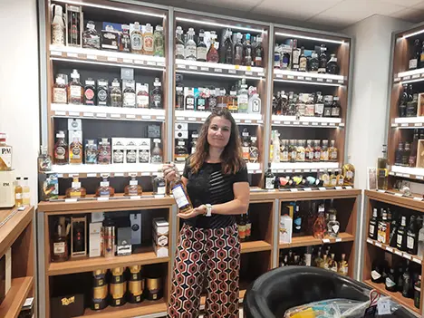 Caviste comptoir des vignes Ch&acirc;teaurenard