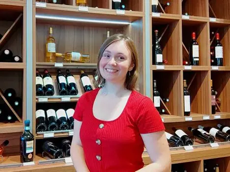 Emeline caviste comptoir des vignes Granville
